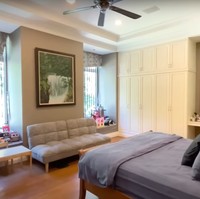 Pada lantai 2 rumah terdapat kamar anak yang berisi cukup banyak mainan. Walaupun memiliki mainan yang cukup banyak namun kamar tersebut tampak tertata rapih. Foto: YouTube/THE TYAS FAMILY