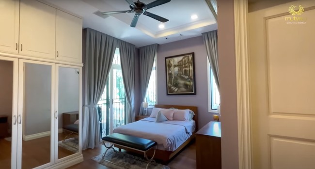 Kalau yang satu ini adalah penampakan kamar tamu di lantai atas rumah Tya. Tak hanya 1, Tya memiliki 2 kamar tamu di bagian atas dan 1 di bagian bawah rumahnya. Foto: YouTube/THE TYAS FAMILY