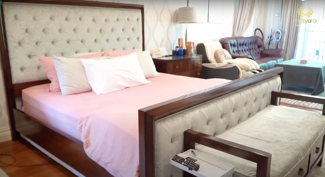 Beginilah penampakan kamar utama yang merupakan kamar milik Tya Arifin dan suami. Kamar tersebut tampak lega dan dilengkapi dengan walk in closet serta ruangan kerja. Foto: YouTube/THE TYAS FAMILY