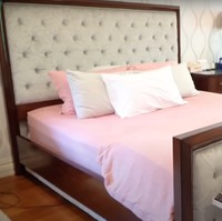 Beginilah penampakan kamar utama yang merupakan kamar milik Tya Arifin dan suami. Kamar tersebut tampak lega dan dilengkapi dengan walk in closet serta ruangan kerja. Foto: YouTube/THE TYAS FAMILY