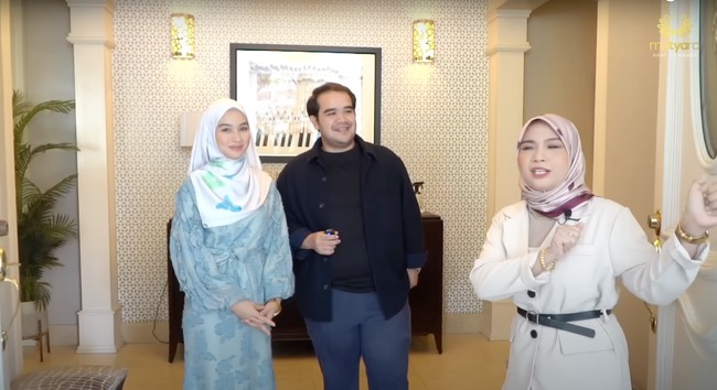 Melalui video yang diunggah oleh akun YouTube The Tyas Family, Tya Arifin tampak memamerkan rumah mewahnya dengan Asyraf Khalid yang berlokasi di Malaysia. Dari luar, rumahnya itu sudah terlihat begitu megah dengan didominasi oleh warna coklat. Foto: YouTube/THE TYAS FAMILY