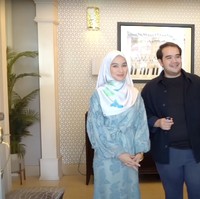 Melalui video yang diunggah oleh akun YouTube The Tyas Family, Tya Arifin tampak memamerkan rumah mewahnya dengan Asyraf Khalid yang berlokasi di Malaysia. Dari luar, rumahnya itu sudah terlihat begitu megah dengan didominasi oleh warna coklat. Foto: YouTube/THE TYAS FAMILY