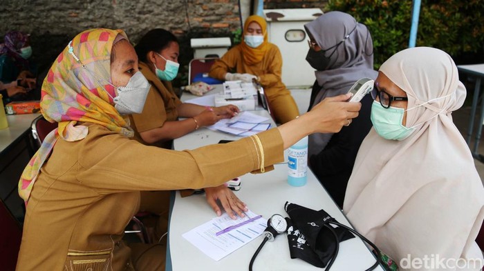 Pemerintah terus mengebut vaksinasi booster untuk mengendalikan pandemi Corona. Saat ini posko yang terus sibuk melayani warga berada di Taman Swakarsa Pondok Kelapa, Jaktim.
