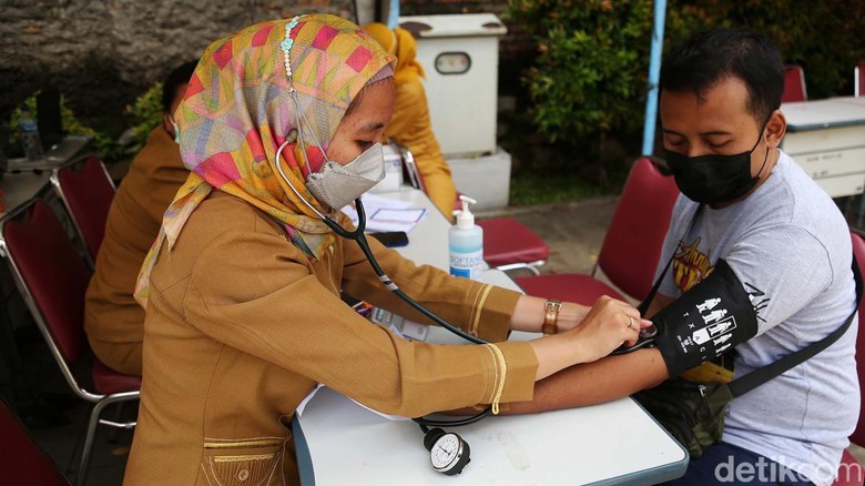 Vaksinasi Booster Dikebut untuk Kendalikan Corona Pemerintah terus mengebut vaksinasi booster untuk mengendalikan pandemi Corona. Saat ini posko yang terus sibuk melayani warga berada di Taman Swakarsa Pondok Kelapa, Jaktim.