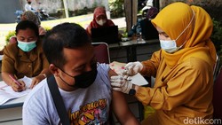 Pemerintah mengebut vaksinasi booster untuk mengendalikan penyebaran Corona. Posko vaksinasi di Taman Swakarsa Pondok Kelapa, Jaktim, pun sibuk melayani warga.
