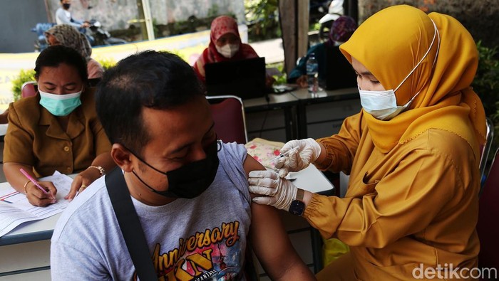 Pemerintah terus mengebut vaksinasi booster untuk mengendalikan pandemi Corona. Saat ini posko yang terus sibuk melayani warga berada di Taman Swakarsa Pondok Kelapa, Jaktim.