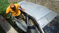 Kecelakaan tersebut diakibatkan pengemudi yang mengantuk, sehingga menabrak pohon dan masuk ke dalam selokan.  