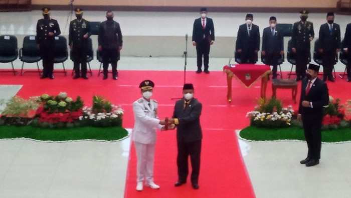 Wakil Gubernur (Wagub) Jawa Barat (Jabar) Uu Ruzhanul Ulum memimpin pelantikan Penjabat (Pj) Bupati Bekasi hari ini. Kepala Pelaksana BPBD Jabar Dani Ramdan resmi dilantik menjadi Pj Bupati Bekasi.