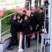 Saat proses penangkapan, sang wanita masih berteriak-teriak. Dia berteriak dengan lantang ‘jangan memperkosa kami’. Foto: Getty Images