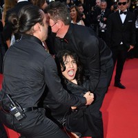 Tubuhnya langsung diselimuti, dan dia dikepung oleh pihak penjaga. Foto: Getty Images