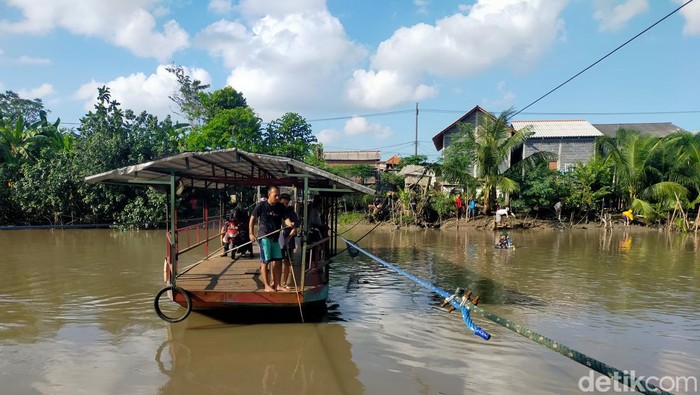 Warga berburu ikan mabuk di Sungai Brantas