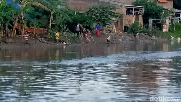 Warga berburu ikan mabuk di Sungai Brantas