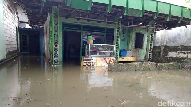Warga di pesisir pantai Tuban yang rumahnya terendam banjir rob.