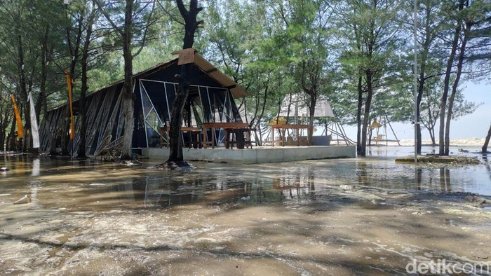 Warga di pesisir pantai Tuban yang rumahnya terendam banjir rob.