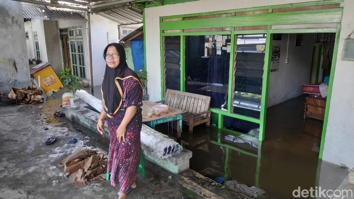 Warga di pesisir pantai Tuban yang rumahnya terendam banjir rob.