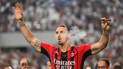Gaya Ibrahimovic Isap Cerutu Usai AC Milan Juara Liga Italia
