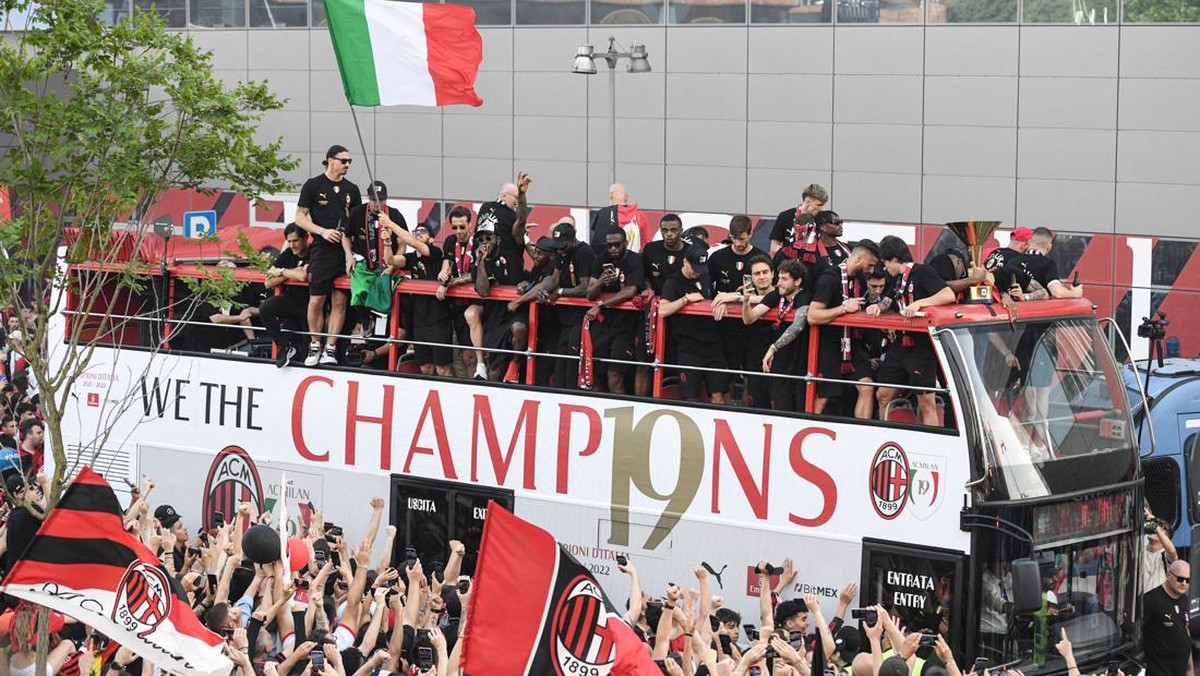 AC Milan dikritik karena aksinya mengejek Inter Milan saat parade Scudetto. (Foto: AFP via Getty Images/PIERO CRUCIATTI)