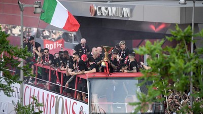 Foto Parade Bus AC Milan, Sang Juara Liga Italia!