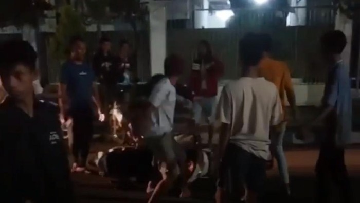 Aksi pengeroyokan seorang pemuda oleh sekelompok remaja di Kota Probolinggo yang viral