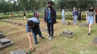 Sejumlah aktivis perempuan melalukan tabur bunga di Makam Korban Tragedi 98 di TPU Pondok Ranggon, Jakarta Timur, Selasa (24/5/2022).