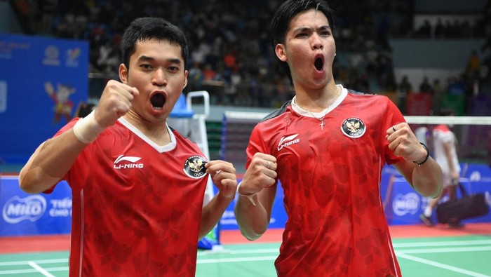 Pebulu tangkis ganda putra Indonesia Leo Rolly Carnando (kiri) dan Daniel Marthin (kanan) meluapkan ekspresinya usai mengalahkan pasangan pebulu tangkis Indonesia Yeremia Erich Yoche Yacob Rambitan dan Pramudya Kusumawardana pada final bulu tangkis ganda putra SEA Games 2021 Vietnam di Bac Giang Gymnasium, Vietnam, Minggu (22/5/2022). Leo Rolly Carnando dan Daniel Marthin meraih medali emas setelah mengalahkan pasangan rekan senegaranya Yeremia Erich Yoche Yacob Rambitan dan Pramudya Kusumawardana dalam dua set langsung, 21-17 dan 21-19. ANTARA FOTO/Zabur Karuru/wsj.