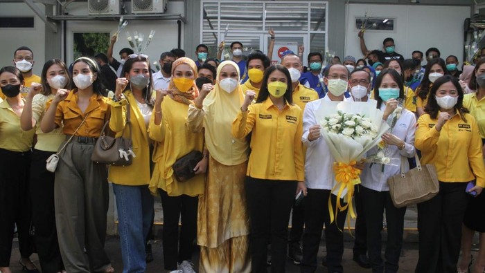 AMPG memberikan bunga tanda apresiasi atas kerja keras para dokter dan nakes menangani Covid-19, di RSPP, Jakarta, Senin (23/5/2022).