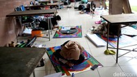 Terlihat para peserta begitu fokus dalam mengerjakan karyanya di Plaza Gedung Puspem Kota Tangerang.