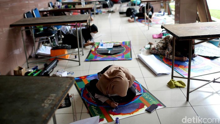 Antusias Warga Ikut Lomba Dekorasi-Hiasan Muskhaf di Tangerang Sejumlah warga antusias ikut lomba dekorasi dan hiasan muskhaf di Kota Tangerang. Kegiatan ini digelar untuk membangkitkan minat terhadap seni bernuansa Islam.