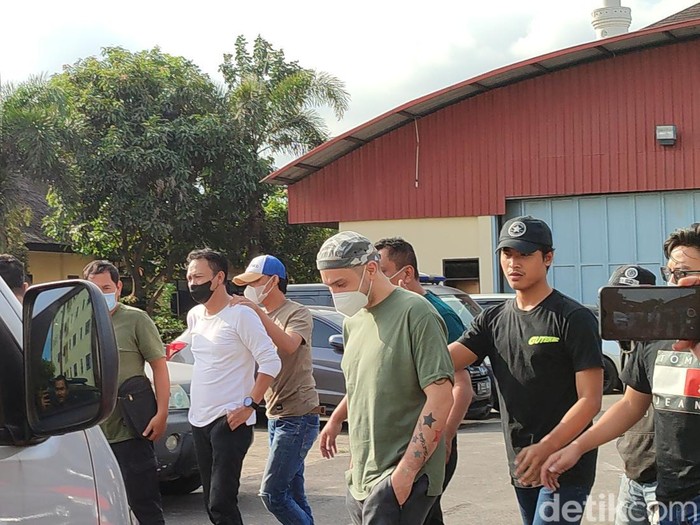 Artis Gary Iskak begitu tiba di Mapolda Jabar