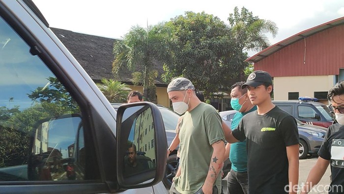 Artis Gary Iskak begitu tiba di Mapolda Jabar