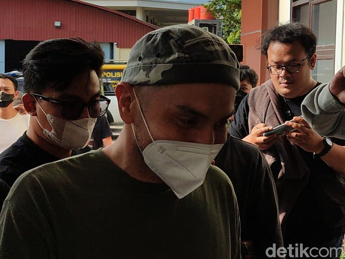 Artis Gary Iskak begitu tiba di Mapolda Jabar