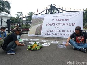 Kala Pegiat Lingkungan Tumpengan Depan Gesat Kritisi Citarum Harum