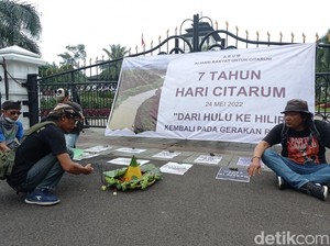 Kala Pegiat Lingkungan Tumpengan Depan Gesat Kritisi Citarum Harum
