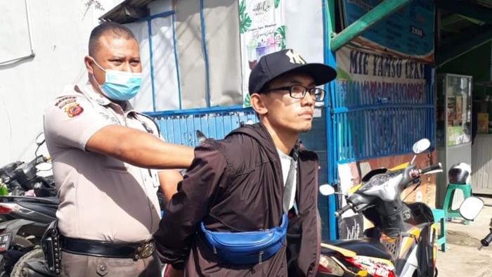 Asep Firman, satpam Bank saat meringkus pelaku teror di Majalengka.