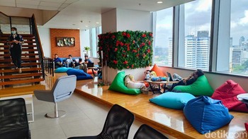 Kalian suka kebebasan? Ada Bean Bag yang bisa digunakan untuk bersantai, makan atau mengobrol manja bersama teman. Foto: (Foto: Panji Sapturo/detikINET).