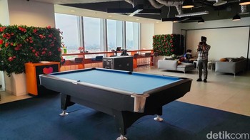 Lalu langsung disambut oleh meja billiard untuk karyawan yang ingin mendapatkan hiburan. Foto: (Foto: Panji Sapturo/detikINET).
