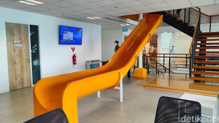 Asiknya Kerja di Lazada Indonesia, Ada Perosotan dan Cemilan Gratis Asiknya Kerja di Lazada Indonesia, Ada Perosotan dan Cemilan Gratis