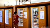 Melalui vending machine ini, pengunjung bisa menemukan ragam produk makanan, minuman dan terdapat 180 varian produk dari 36 UMKM binaan Blibli. Tahun 2022 digadang-gadang oleh Kementerian Koperasi dan UKM Indonesia sebagai tahun pemulihan UMKM.