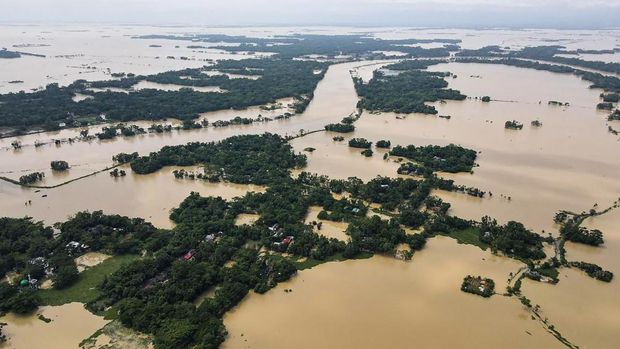 Foto udara kondisi rumah-rumah yang terendam banjir setelah hujan lebat di Beanibazar, Bangladesh, (21/5/2022). (Photo by -/AFP via Getty Images)