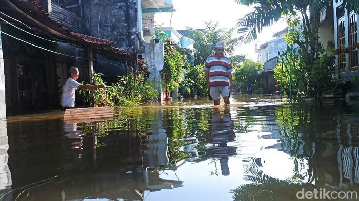 Banjir rob masih menggenangi Sayung, Demak, pagi ini, Selasa (24/5/2022).