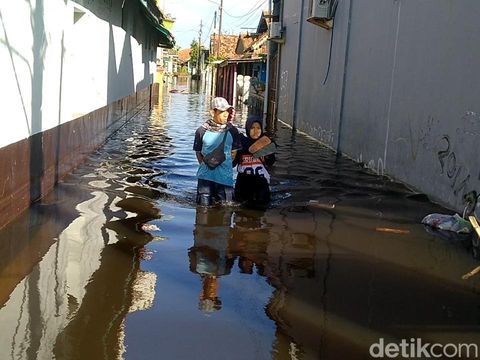 Banjir di Gang 12 kelurahan Tirto akibat jebolnya tanggul Sungai Meduri, Selasa (24/5/2022) pagi.