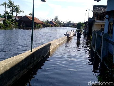 Banjir di Gang 12 kelurahan Tirto akibat jebolnya tanggul Sungai Meduri, Selasa (24/5/2022) pagi.