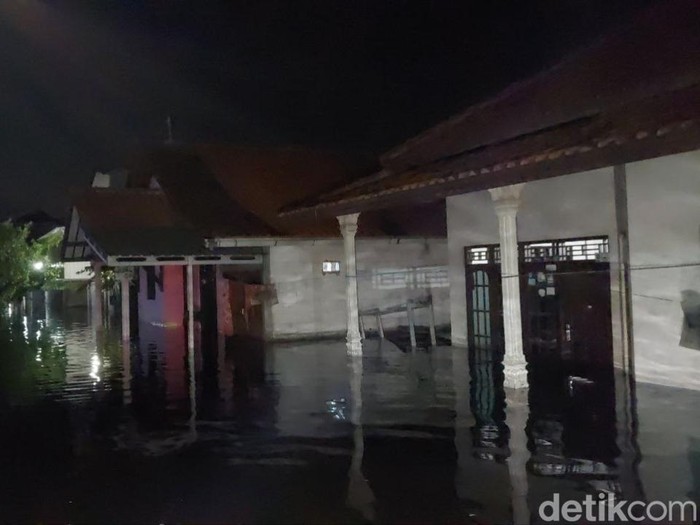 Banjir rob di Kelurahan Tirto, Kecamatan Pekalongan Barat, Kota Pekalongan, Selasa (24/5/2022) malam.