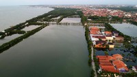 Beginilah penampakan ribuan rumah di pesisir utara Jawa, khususnya wilayah Tegal yang terendam banjir rob. (Oky Lukmansyah/Antara Foto).