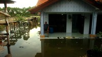 Ribuan rumah warga di kampung nelayan tersebut terendam rob dengan ketinggian mencapai 30-50 cm. (Oky Lukmansyah/Antara Foto)