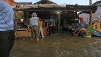 Warga melihat kondisi rumahnya yang terendam banjir rob atau air laut pasang di Desa Karangsong, Indramayu, Jawa Barat, Senin (23/5/2022). Banjir rob tersebut mengakibatkan puluhan rumah warga di pesisir pantai terendam setinggi 60-90 centimeter dan membuat aktivitas warga terhambat. (Dedhez Anggara/Antara Foto).
