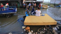 Tak hanya di Jawa Tengah, di pesisir perbatasan Jawa Tengah dan Jawa Barat, tepatnya Indramayu juga terdampak rob. (Dedhez Anggara/Antara Foto).