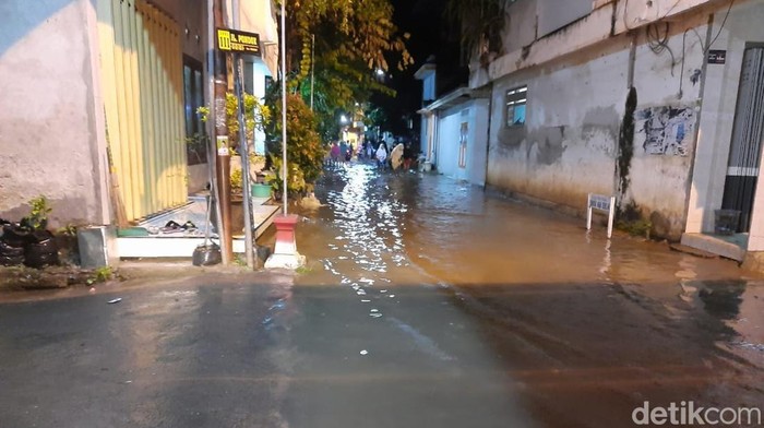Banjir rob terjang perkampungan di Paciran