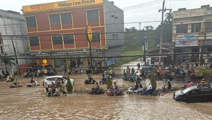 Lokasi jalan yang terendam banjir sedalam lutut orang dewasa. Foto: Istimewa
