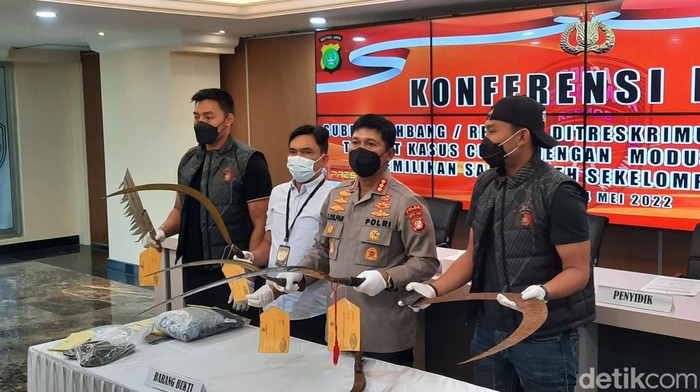Barang bukti celurit raksasa geng motor Jakarta Mystery